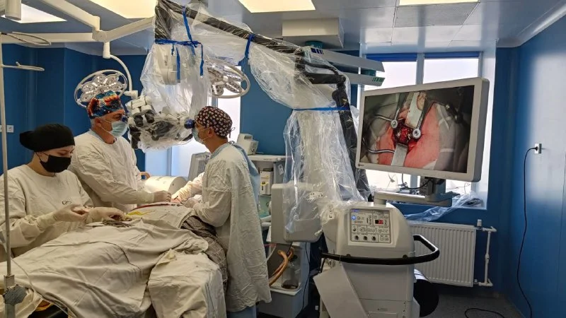В Больнице скорой медицинской помощи начали проводить операции с помощью уникального для региона микроскопа
